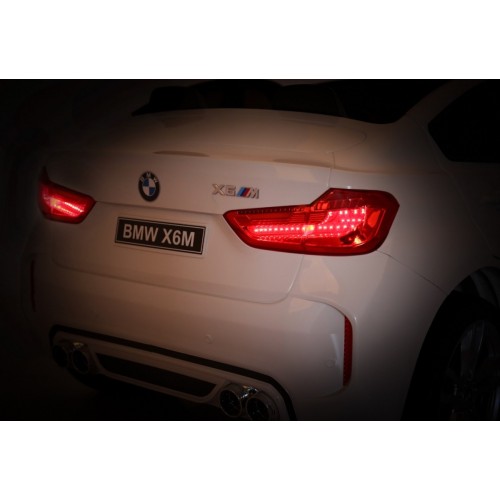 BMW X6M XXL pre 2 deti Biely + Ovládač + Ekokoža + Pásy + Pomalý štart + MP3 USB + LED
