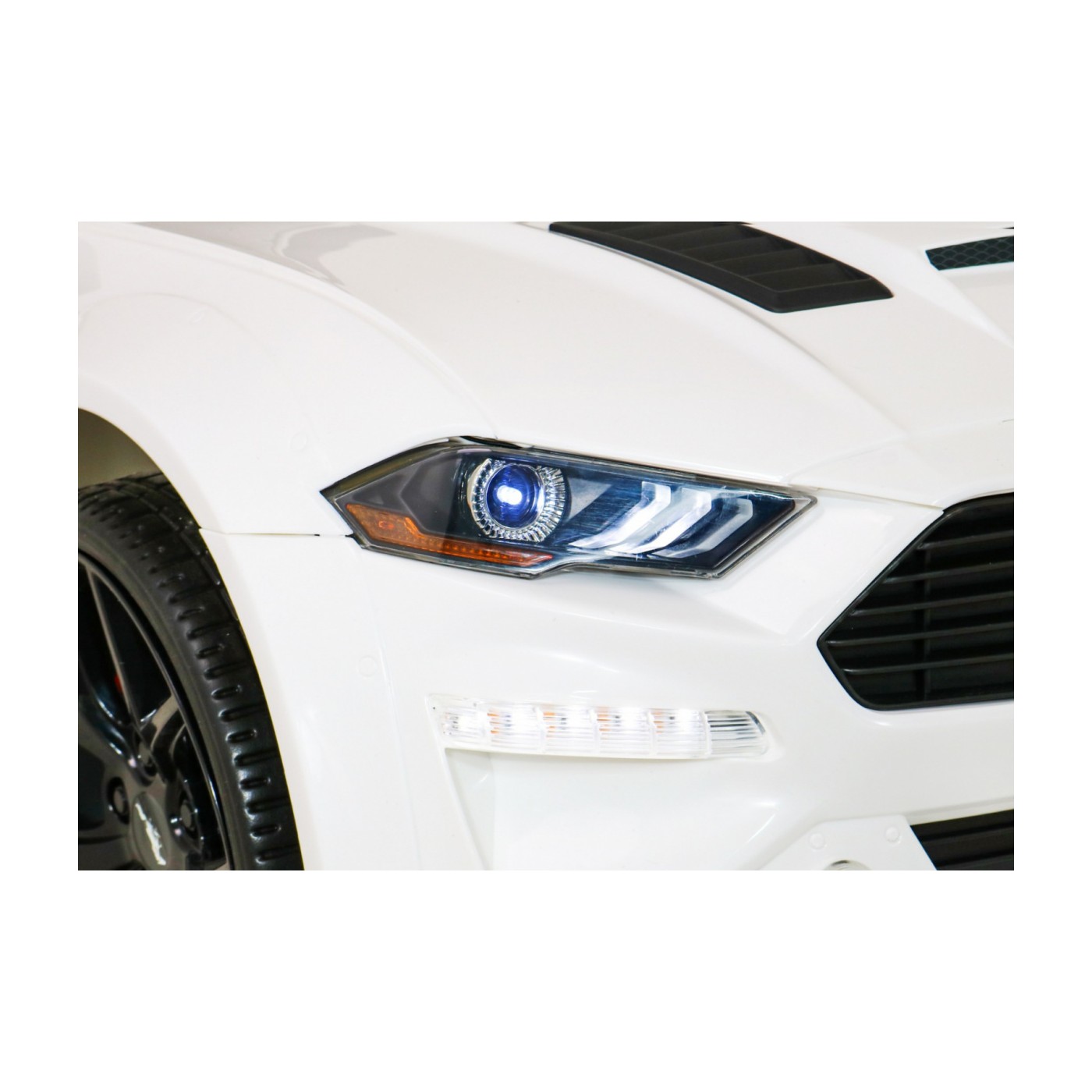 Autíčko Ford Mustang GT na batériu pre deti Biely + Nastaviteľné sedadlo + Audio LED + EVA + Pomalý štart