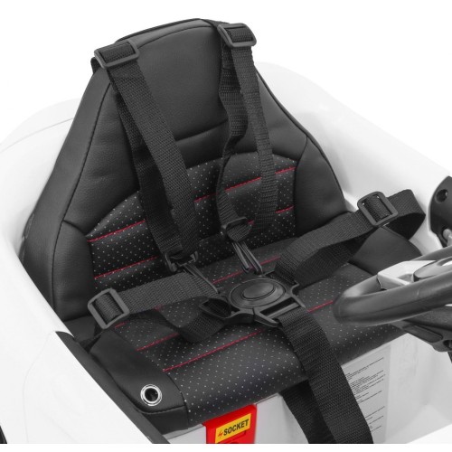 Vozidlo Mercedes AMG GLA-45 Biely