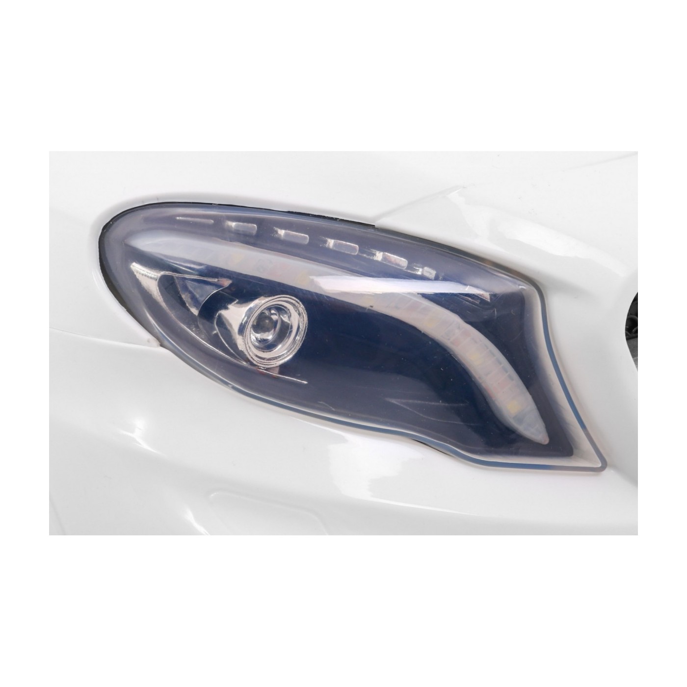 Vozidlo Mercedes AMG GLA-45 Biely