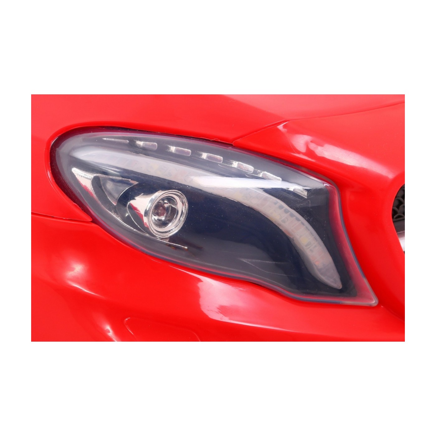 Vozidlo Mercedes AMG GLA-45 Červený