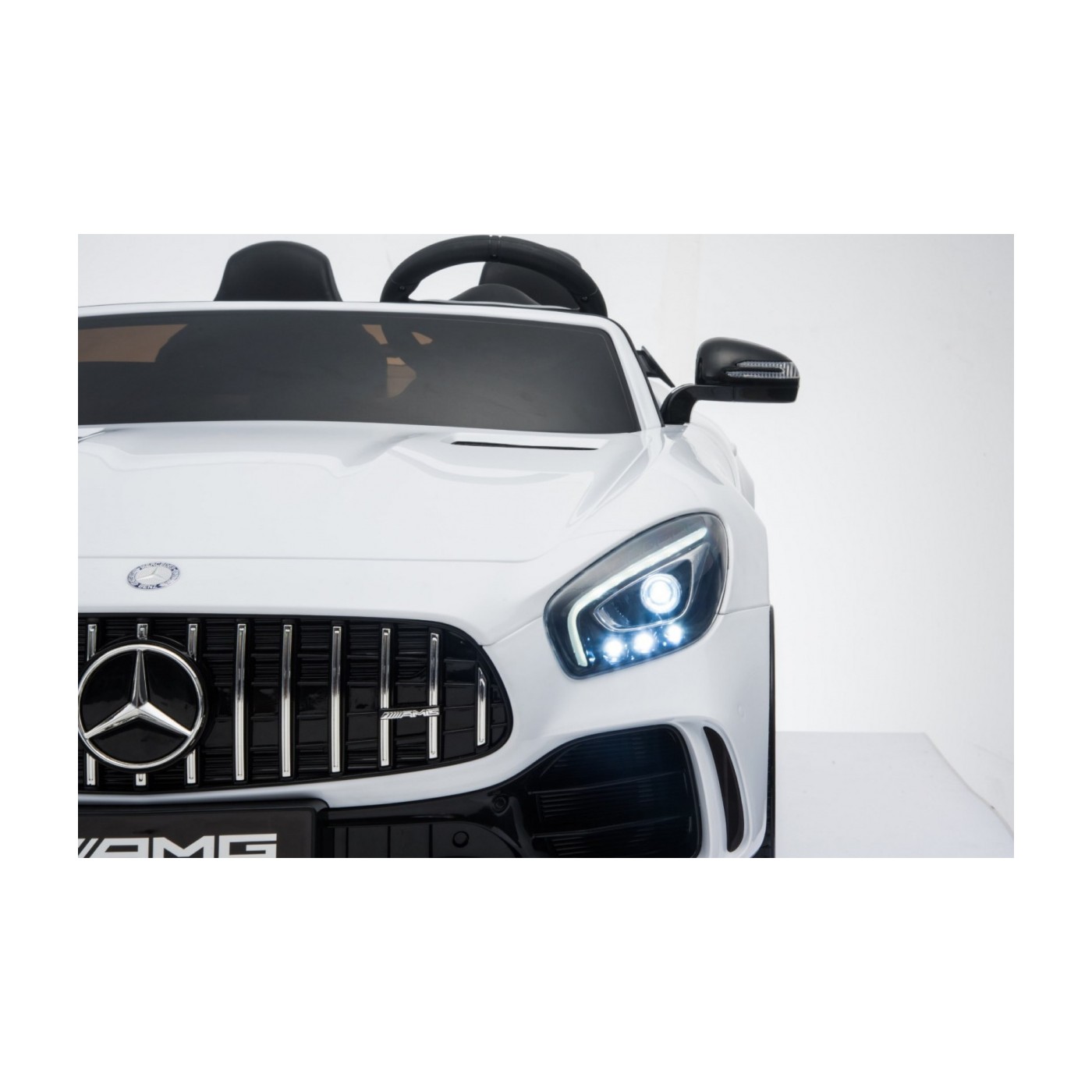 Mercedes-Benz GT R pre deti Lakovaný Biely + Pohon 4x4 + Vetráčik + Diaľkové ovládanie + EVA + MP3 LED