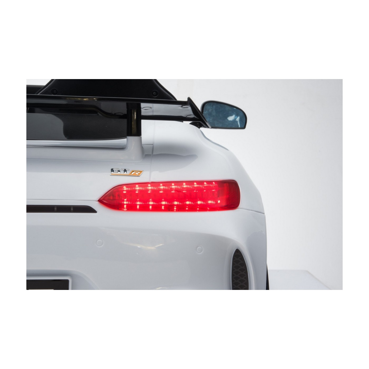 Mercedes-Benz GT R pre deti Lakovaný Biely + Pohon 4x4 + Vetráčik + Diaľkové ovládanie + EVA + MP3 LED