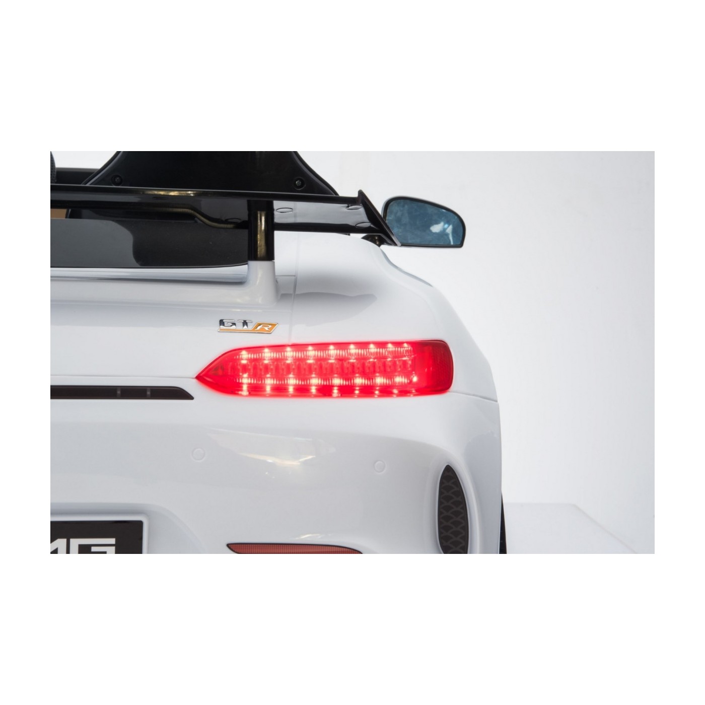 Mercedes-Benz GT R pre deti Lakovaný Biely + Pohon 4x4 + Vetráčik + Diaľkové ovládanie + EVA + MP3 LED