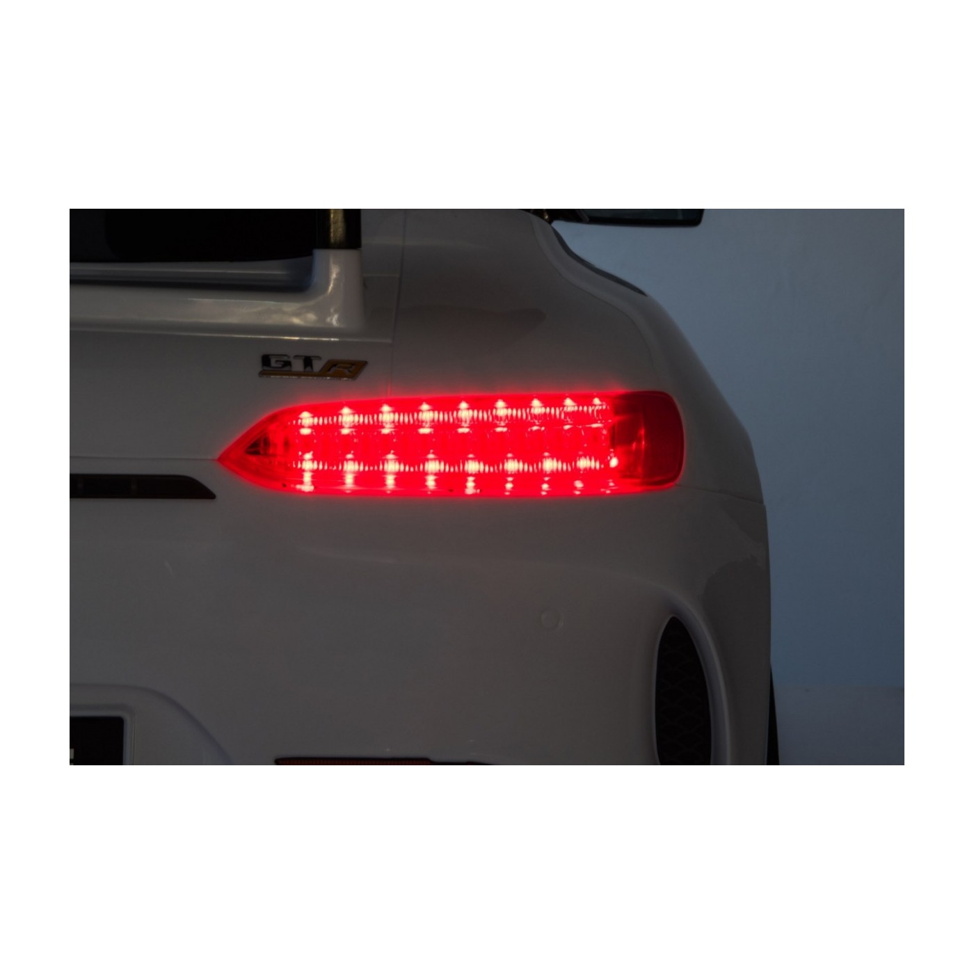 Mercedes-Benz GT R pre deti Lakovaný Biely + Pohon 4x4 + Vetráčik + Diaľkové ovládanie + EVA + MP3 LED