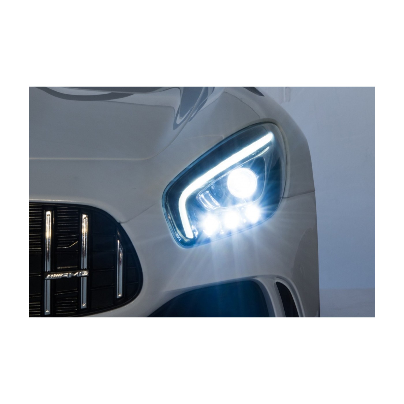 Mercedes-Benz GT R pre deti Lakovaný Biely + Pohon 4x4 + Vetráčik + Diaľkové ovládanie + EVA + MP3 LED