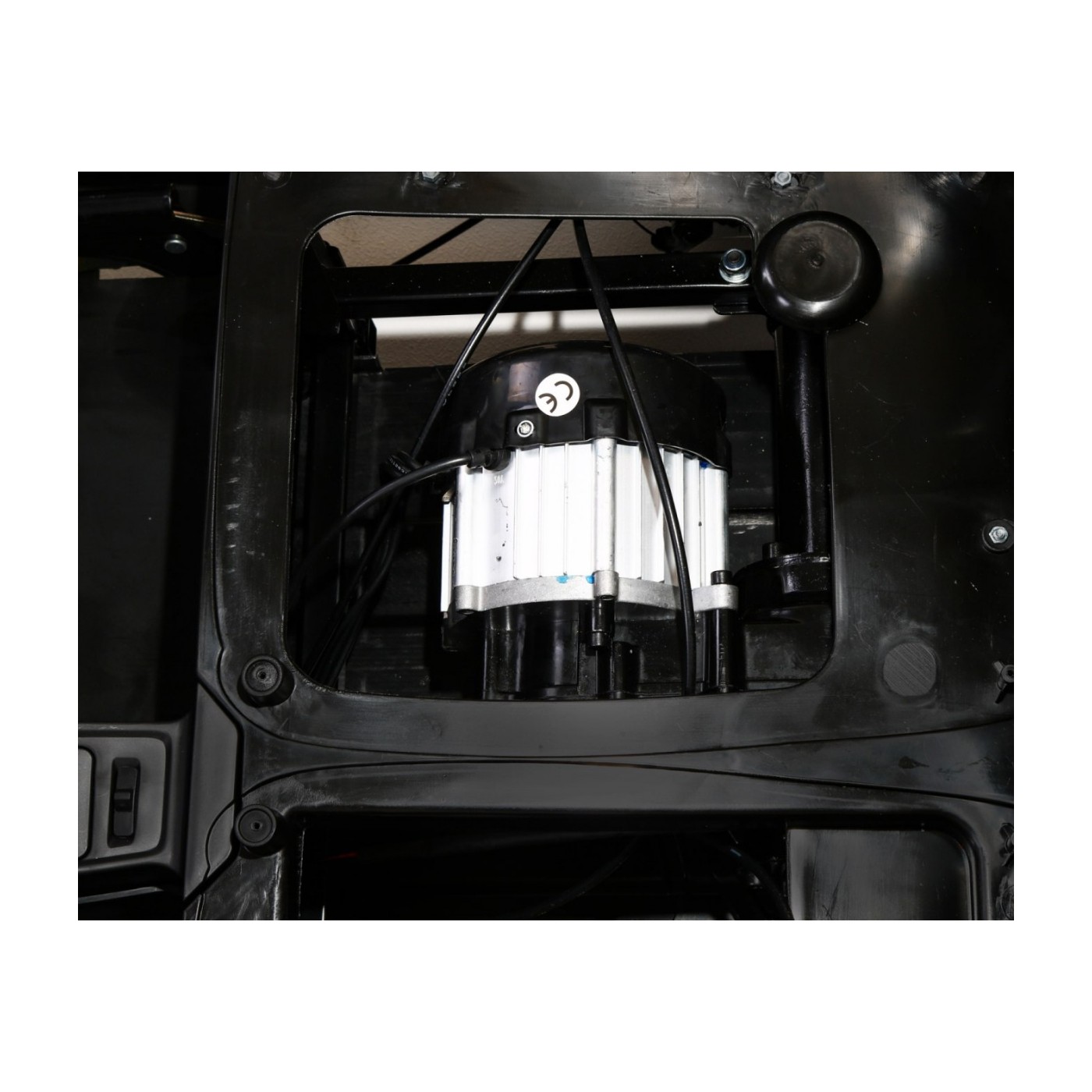 Perfecta Lift pre 2 deti Červená + Nafukovacie kolesá + Bezkefkový motor + MP3 LED + Pomalý štart