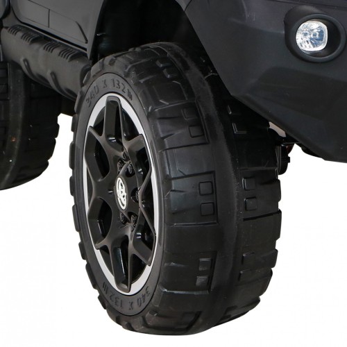 Vozidlo Toyota Hilux Čierna