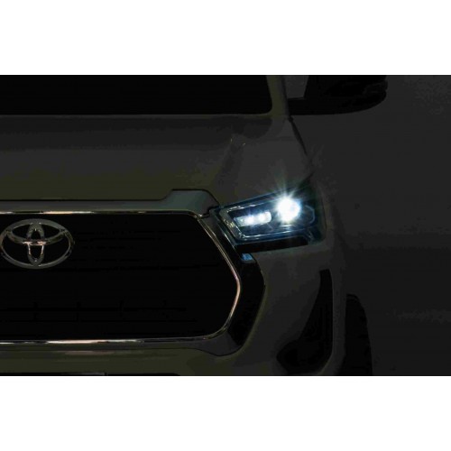 Toyota Hilux na batériu pre deti Biela + Pohon 4x4 + Ovládač + 2 batožinové priestory + Rádio MP3 + LED
