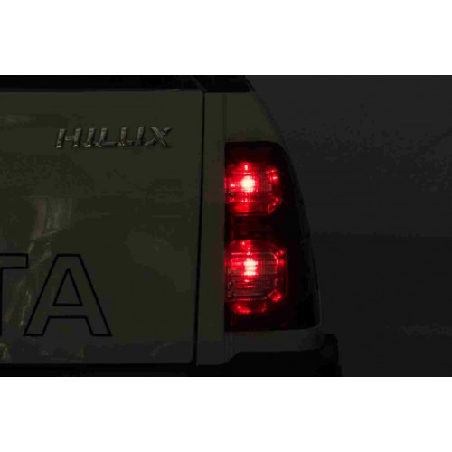 Toyota Hilux na batériu pre deti Biela + Pohon 4x4 + Ovládač + 2 batožinové priestory + Rádio MP3 + LED