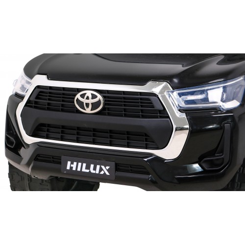 Toyota Hilux na batériu pre deti Čierna + Pohon 4x4 + Ovládač + 2 batožinové priestory + Rádio MP3 + LED
