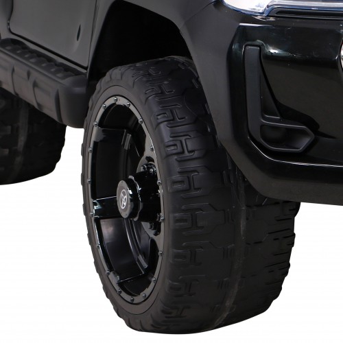 Toyota Hilux na batériu pre deti Čierna + Pohon 4x4 + Ovládač + 2 batožinové priestory + Rádio MP3 + LED