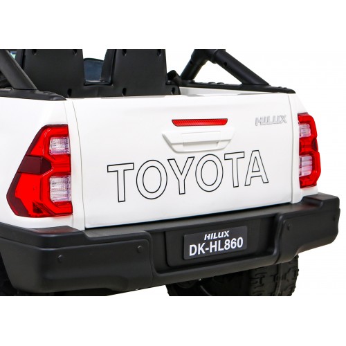 Toyota Hilux na batériu pre deti Biela + Pohon 4x4 + Ovládač + 2 batožinové priestory + Rádio MP3 + LED