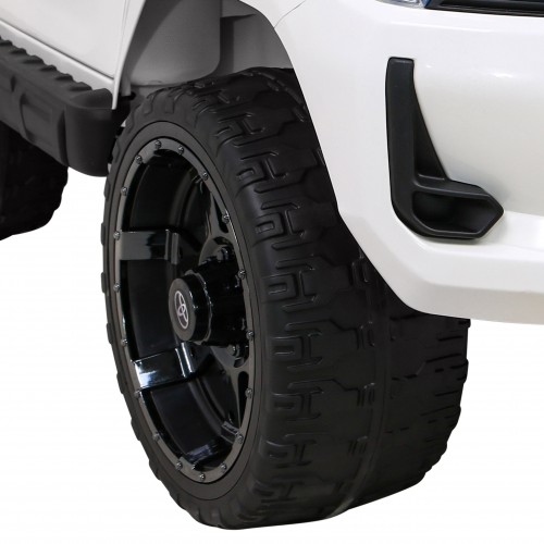 Toyota Hilux na batériu pre deti Biela + Pohon 4x4 + Ovládač + 2 batožinové priestory + Rádio MP3 + LED