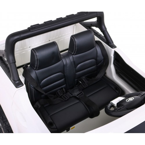 Toyota Hilux na batériu pre deti Biela + Pohon 4x4 + Ovládač + 2 batožinové priestory + Rádio MP3 + LED