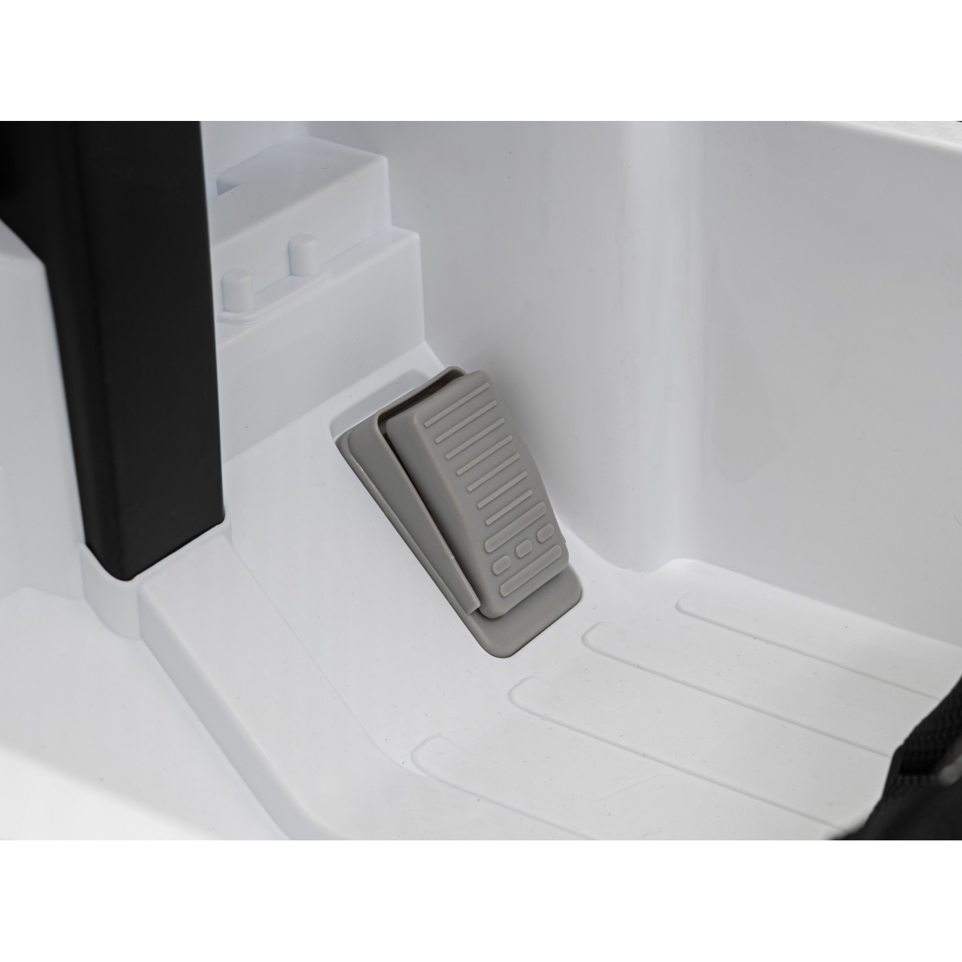 Mercedes AMG G63 pre deti Biely + Ovládač + MP3 LED + Pomalý štart + EVA + Pásy