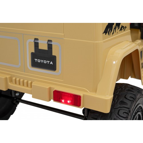 Vozidlo Toyota FJ Cruiser Béžová