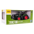 Zelený traktor s drapákom