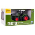 Zelený traktor s buldozérom