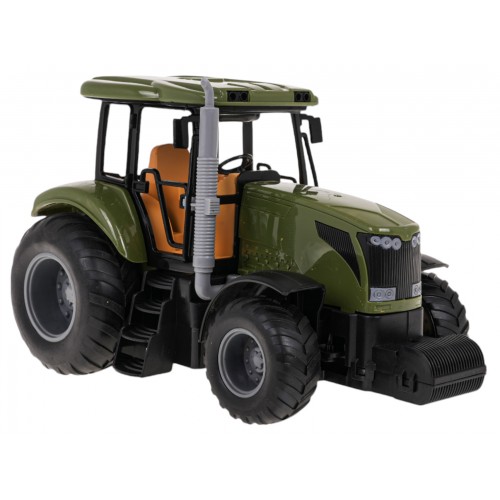 Zelený R/C traktor a príves
