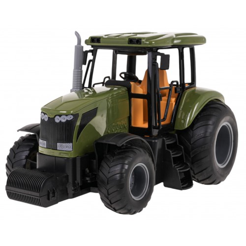 Zelený R/C traktor a príves