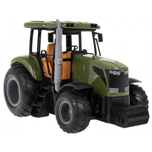 Zelený R/C traktor a príves