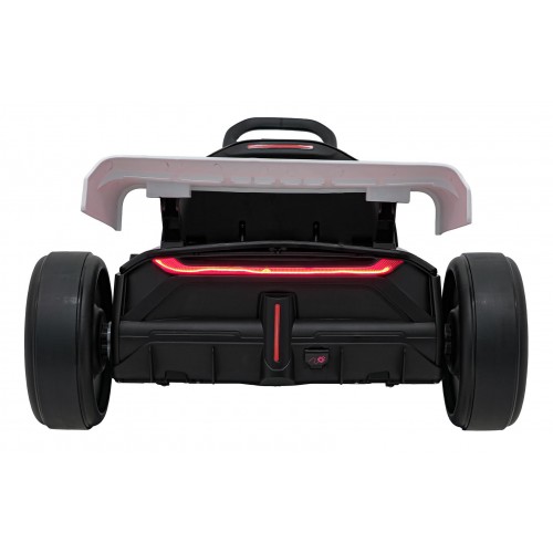 Kart Audi s driftovacou funkciou Biela
