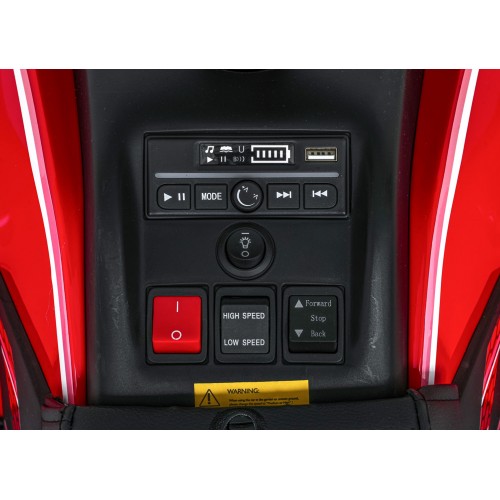 Červené štvorkolkové vozidlo