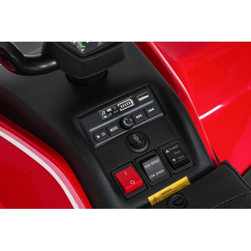 Červené štvorkolkové vozidlo