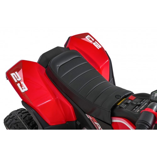 Červené štvorkolkové vozidlo