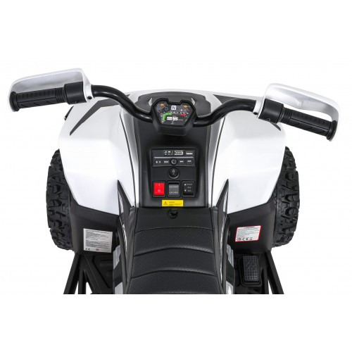 Vozidlo se čtyřmi rychlými koly v bílé barvě