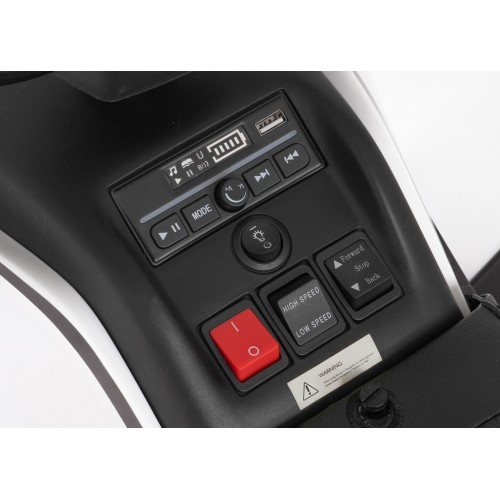 Vozidlo se čtyřmi rychlými koly v bílé barvě