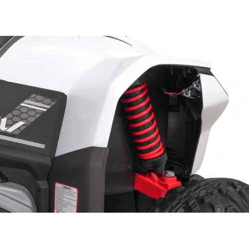 Vozidlo se čtyřmi rychlými koly v bílé barvě