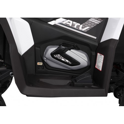 Vozidlo se čtyřmi rychlými koly v bílé barvě