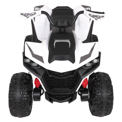 Vozidlo se čtyřmi rychlými koly v bílé barvě