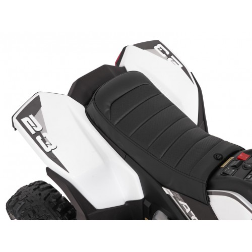 Vozidlo se čtyřmi rychlými koly v bílé barvě