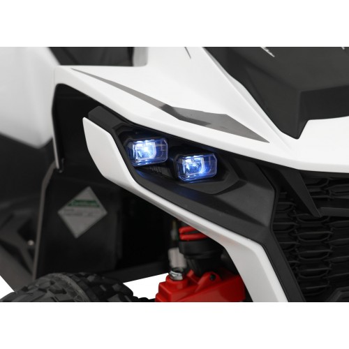 Vozidlo se čtyřmi rychlými koly v bílé barvě