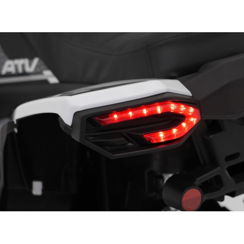 Vozidlo se čtyřmi rychlými koly v bílé barvě