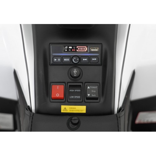 Vozidlo se čtyřmi rychlými koly v bílé barvě