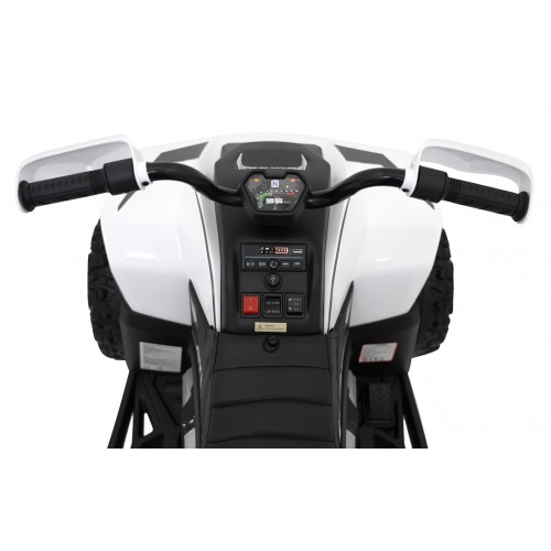 Vozidlo se čtyřmi rychlými koly v bílé barvě