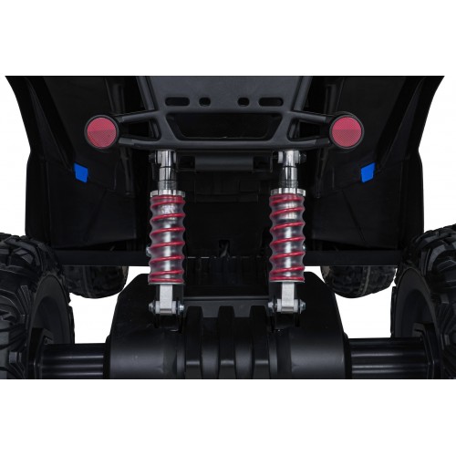 Vozidlo se čtyřmi rychlými koly v bílé barvě