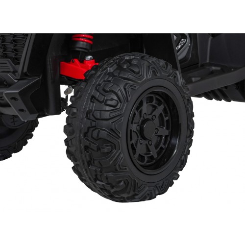 Vozidlo so štvorkolkou v čiernej farbe