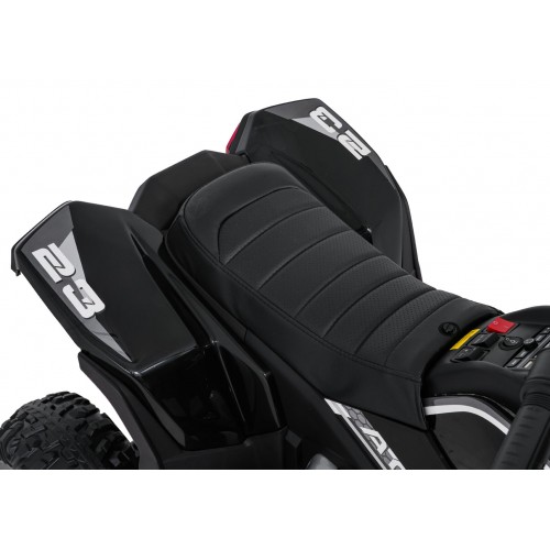 Vozidlo so štvorkolkou v čiernej farbe