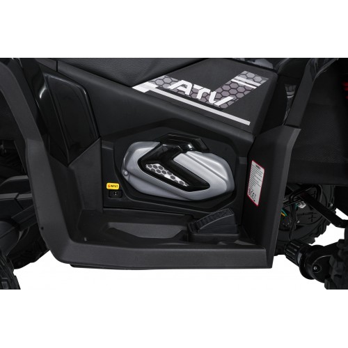 Vozidlo so štvorkolkou v čiernej farbe