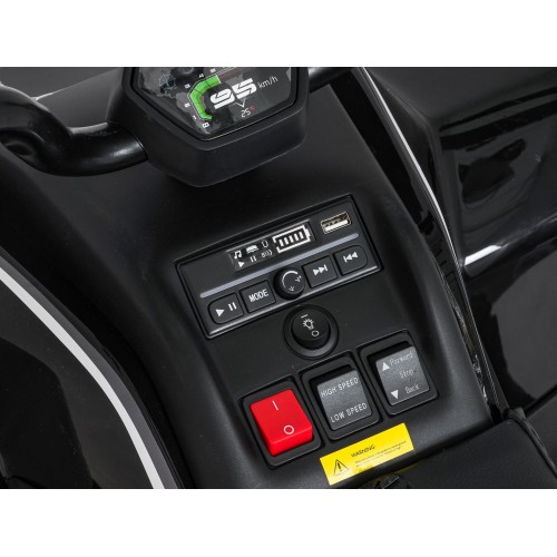 Vozidlo so štvorkolkou v čiernej farbe