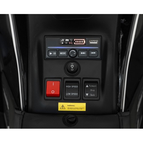 Vozidlo so štvorkolkou v čiernej farbe