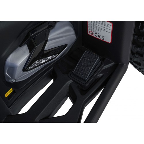 Vozidlo so štvorkolkou v čiernej farbe