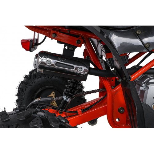 Vozidlo so spaľovacou štvorkolkou v oranžovej farbe