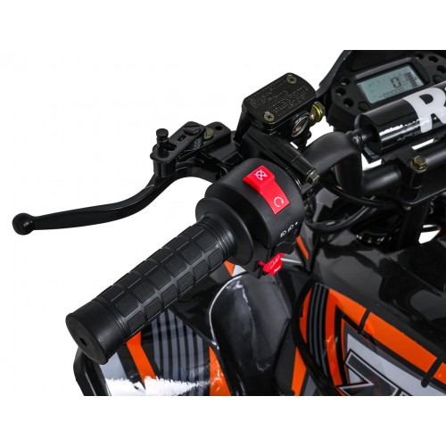 Vozidlo so spaľovacou štvorkolkou v oranžovej farbe