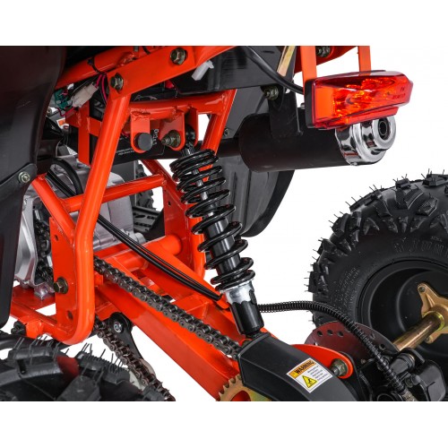 Vozidlo so spaľovacou štvorkolkou v oranžovej farbe